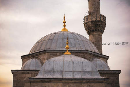 清真寺穹顶金饰在暮色中闪耀