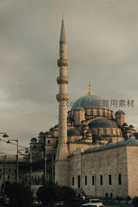 宏伟清真寺尖塔直指苍穹