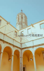 庭院回廊仰望古老钟楼直指晴空