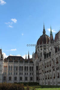 布达佩斯国会大厦穹顶蓝天