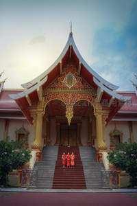 红袍僧侣立殿前，金碧辉煌映佛光