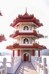 湖心亭台映水光，红檐飞角显古韵