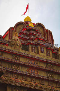 印度教神庙穹顶，彩绘雕饰与红旗飘扬