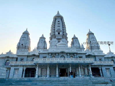 宏伟白色神庙在晨光中熠熠生辉