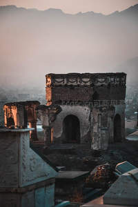 黄昏废墟静立山巅俯瞰城市