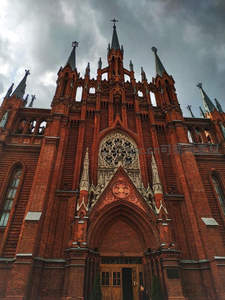 哥特式红砖教堂尖顶刺破阴云