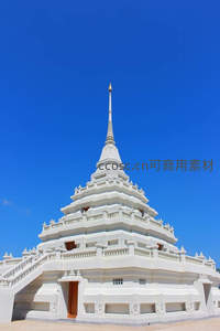 仰拍视角下的纯白佛塔尖顶