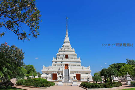 蓝天下的白色佛塔庄严矗立