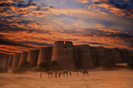 夕阳下古城墙与驼队剪影