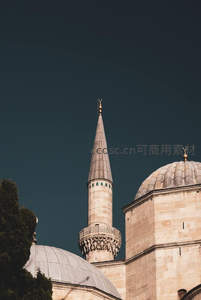 清真寺尖塔与穹顶在深蓝天空下庄严矗立