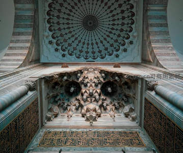 穹顶之下精美的几何纹饰与阿拉伯书法艺术