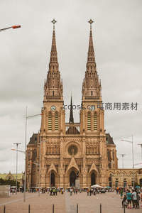 哥特式双塔教堂宏伟壮观