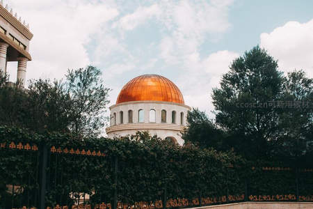 金色穹顶在绿荫中闪耀