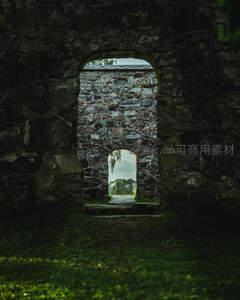 石墙拱门内的静谧庭院风景