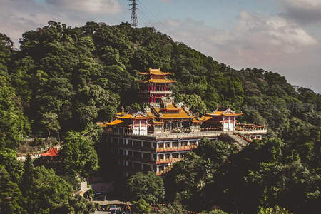 山林掩映中的中式寺庙群