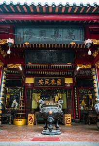 古寺香炉前的庄严牌匾