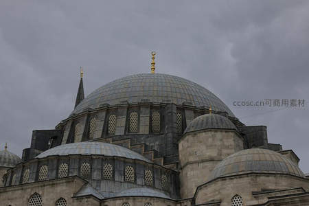 清真寺穹顶在阴云下静谧矗立