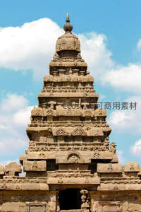 印度石塔在蓝天白云下巍然耸立