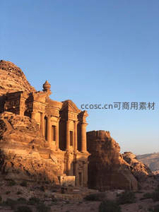 佩特拉古城神殿，砂岩雕刻映夕阳