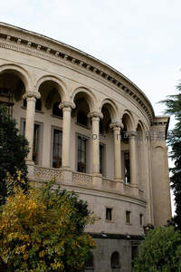 古典弧形建筑立面与秋日绿植相映成趣