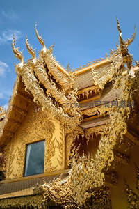 金碧辉煌的泰国寺庙屋顶细节特写