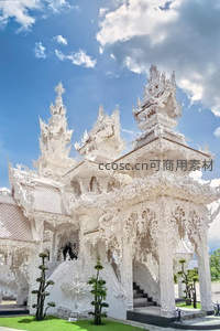 泰国白庙在蓝天白云下熠熠生辉