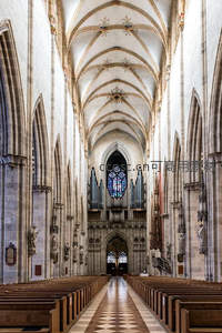 哥特式教堂内部宏伟拱顶与彩窗