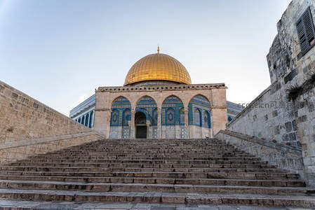 金色圆顶清真寺在石阶之上闪耀