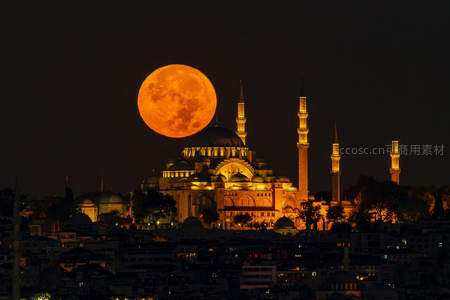 满月悬于清真寺尖塔之上夜景