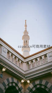 仰望洁白宣礼塔，伊斯兰建筑的优雅线条