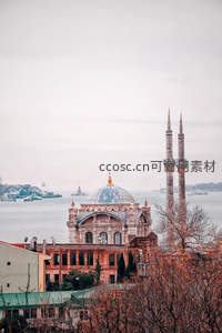 博斯普鲁斯海峡畔，清真寺穹顶与双塔遥望远方