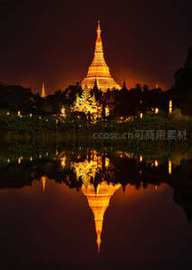 金塔夜影倒映湖面，佛光普照静谧夜