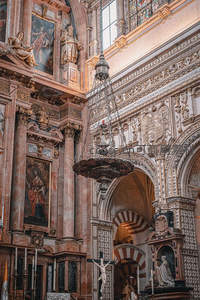 华丽教堂内景，雕梁画栋显神圣庄严