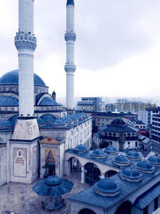 阴云下的清真寺群，蓝调穹顶显庄重