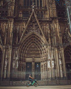 哥特教堂前骑行者掠过，历史与现代交汇