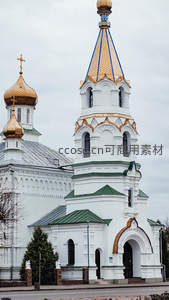 东正教堂金色洋葱顶，在灰云下熠熠生辉