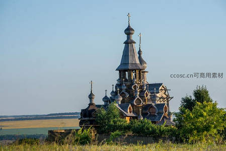 田野中的木质教堂，洋葱头穹顶在阳光下熠熠生辉