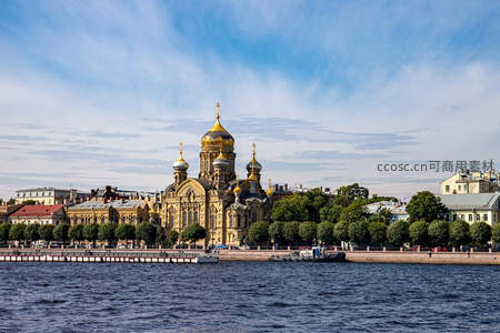 涅瓦河畔的滴血救世主教堂，金色穹顶闪耀水光