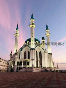 暮色中的库尔沙里夫清真寺，蓝绿色穹顶与粉紫天空相映成趣