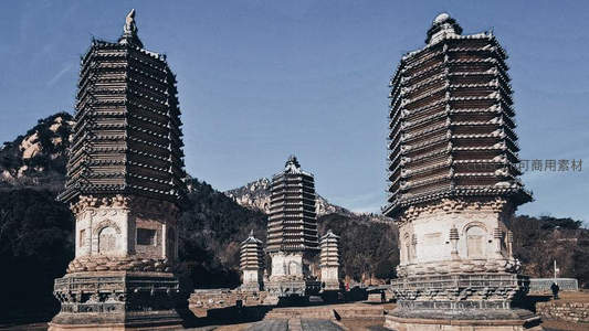 山间古塔群在晴空下巍然矗立