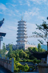 青山环抱中洁白宝塔直指云霄