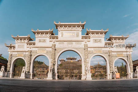 宏伟石雕牌坊映衬古寺庄严