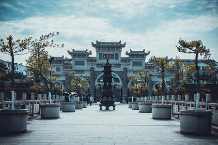 庭院深深香炉静立古韵悠长