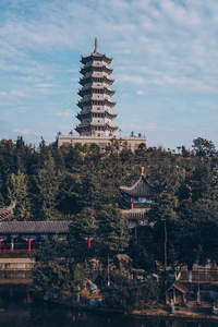 层叠宝塔屹立青山碧水之间