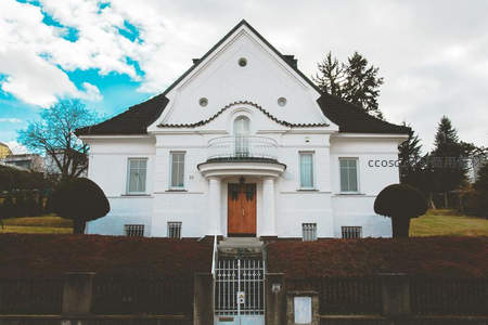 白色欧式别墅配弧形阳台