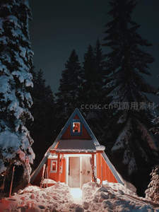 雪夜森林中的温暖小屋灯火通明