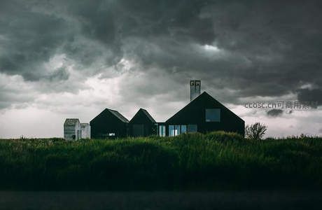 乌云密布下黑色农舍的孤寂剪影