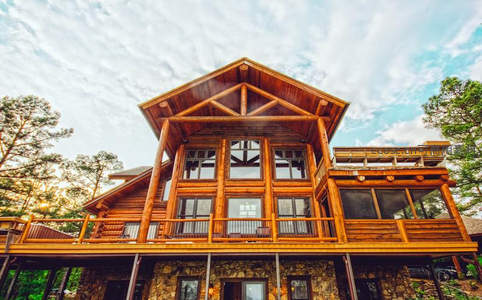 森林中的原木别墅，蓝天白云下尽显自然之美