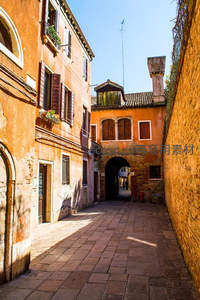 威尼斯古老巷道阳光斑驳的石板路风情