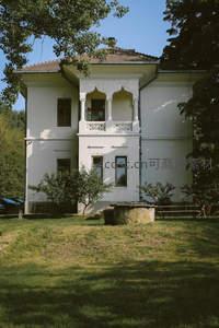 绿荫掩映的欧式别墅，典雅静谧